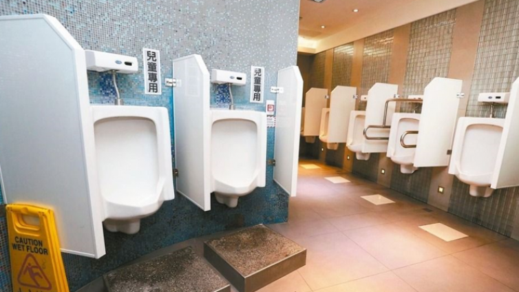 政策｜台湾为公厕提供卫生纸，并计划投入49亿改造公厕