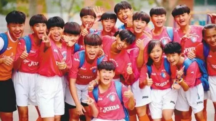 运动 | 这群一边捡垃圾一边踢球的中国姑娘，连续三年勇夺世界冠军！