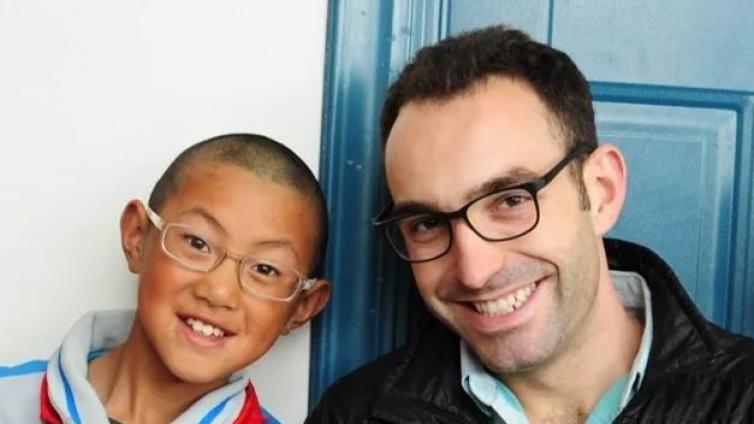关注 | 为了让云南的孩子看清黑板，这个美国小伙创办了一个提供眼镜的社会组织