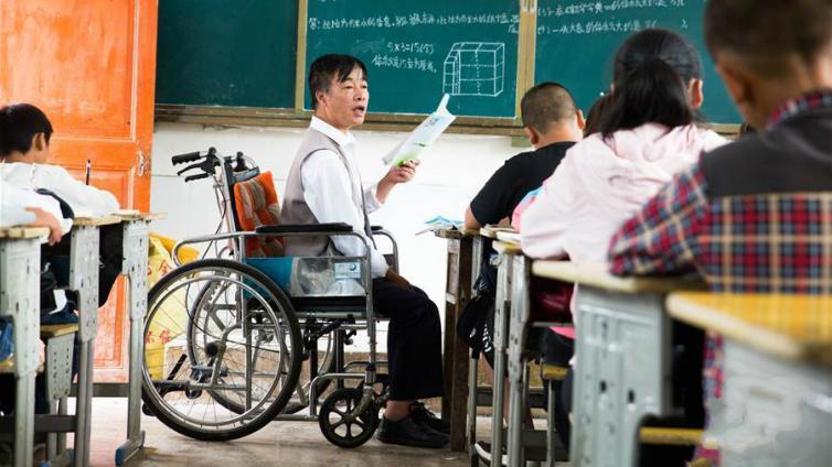人物丨“轮椅教师”的校园生活