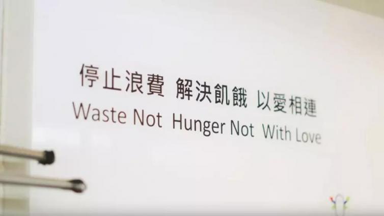 感动丨李嘉诚花1000万吃剩菜剩饭？！香港奇迹的背后却是150万人的真实贫穷生活