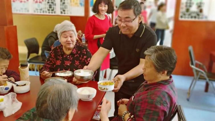 关注 | 经营面包店、咖啡厅、社区餐厅…… 五名校友的“花生米计划”如何赋能退休老人？