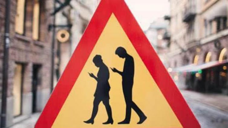 社会 | 从“低头族罚单”开始 阻断“手机驯化”危险之路