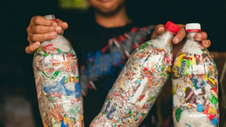 创新 | 用塑料空瓶换免费公交车票！印尼政府环保新招每月能回收 7 吨塑料垃圾